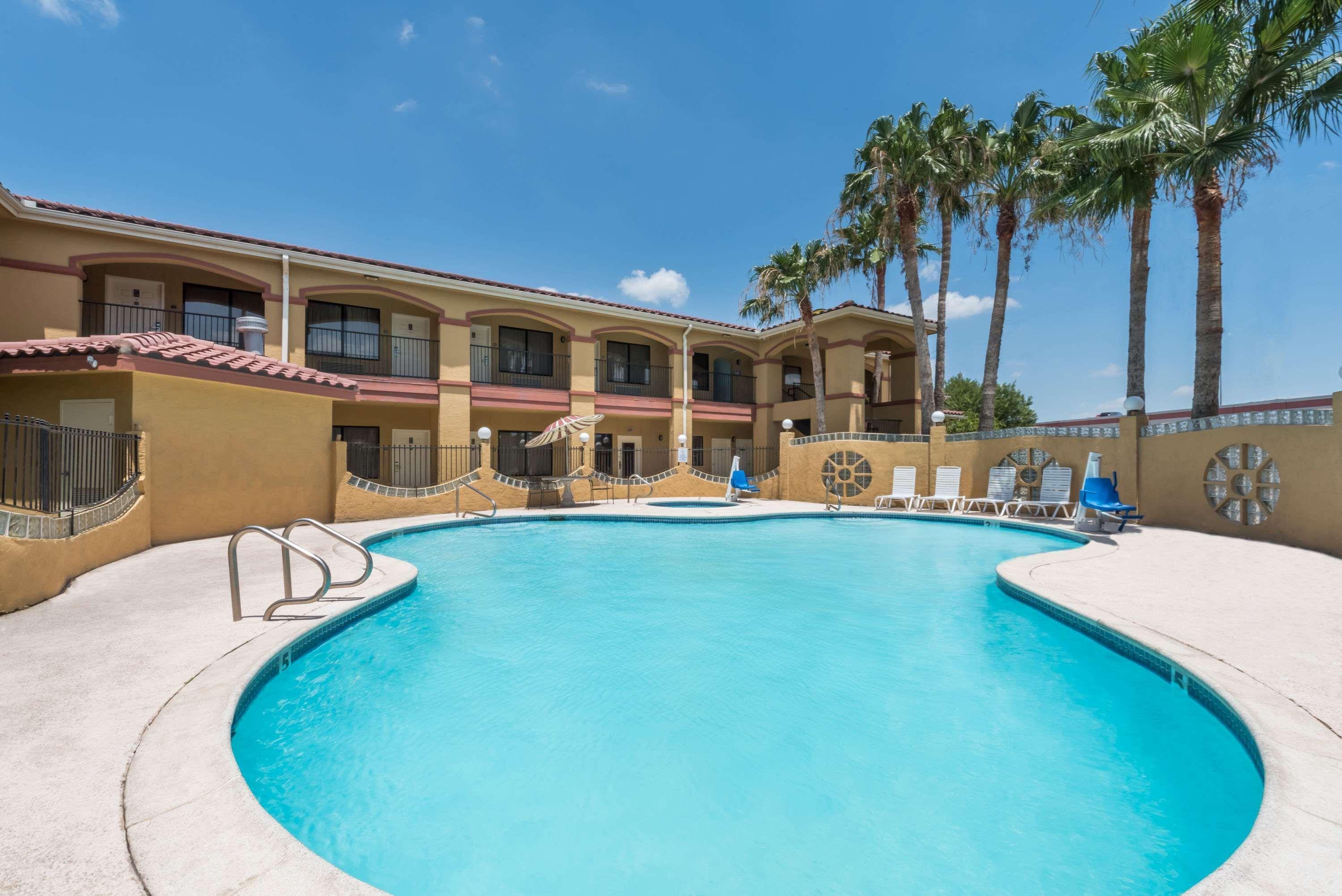 Super 8 By Wyndham Weslaco Eksteriør billede