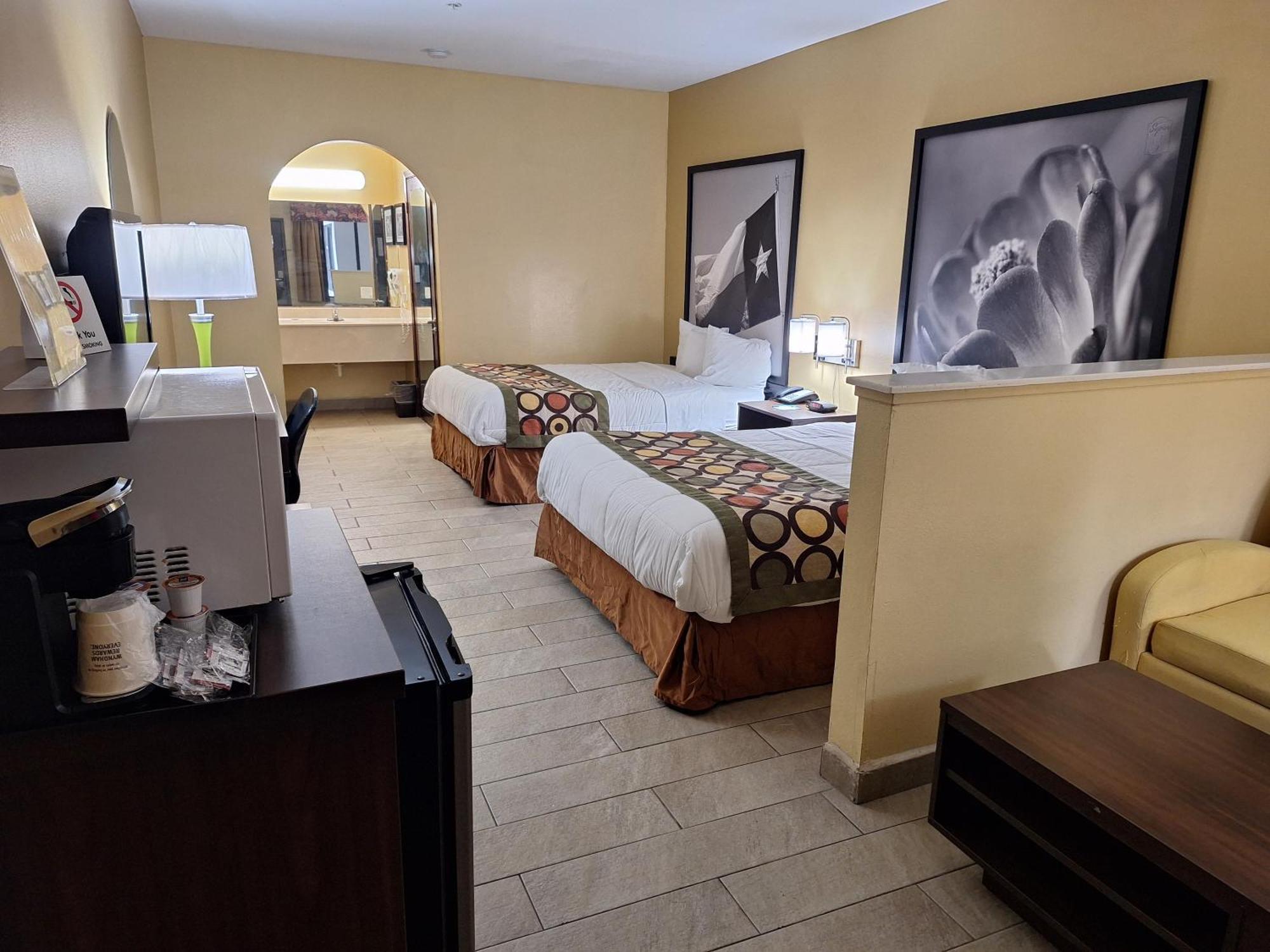 Super 8 By Wyndham Weslaco Værelse billede